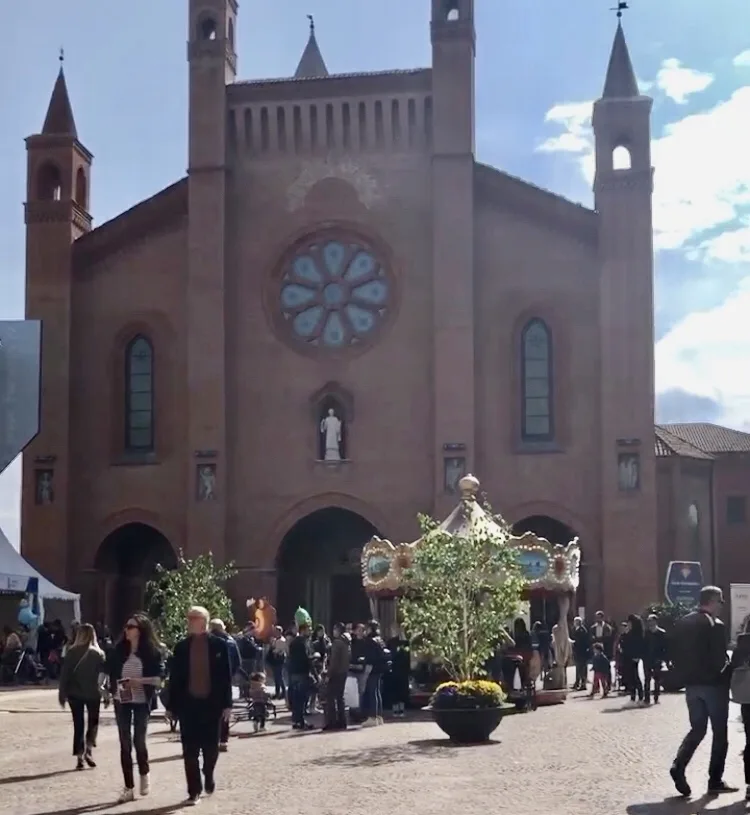 Alba CN - Piazza Duomo e la Cattedrale di San Lorenzo