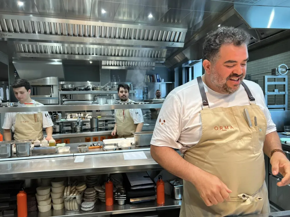 Roy Caceres in cucina