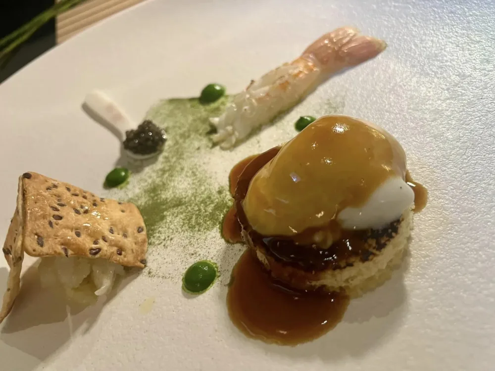 Casamare - Uovo Parisi 64̊ , scampi flambati, pan brioche tostato, caviale e salsa di agretti