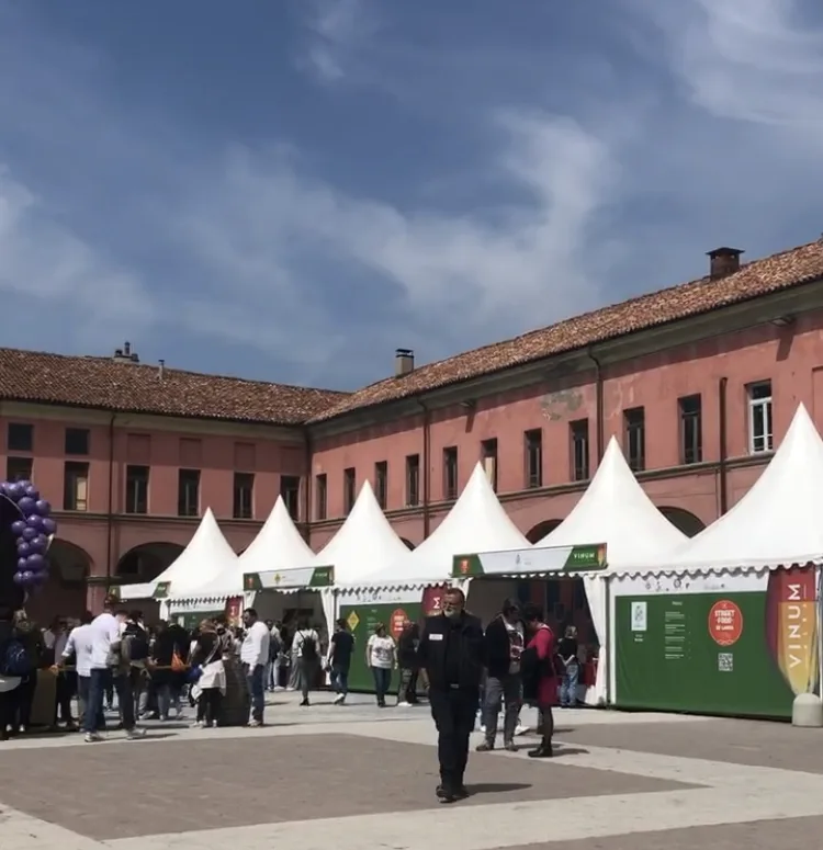 Vinum Alba - Banchi d'Assaggio allestiti nel Cortile della Maddalena