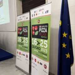 Pizza Village Locandina