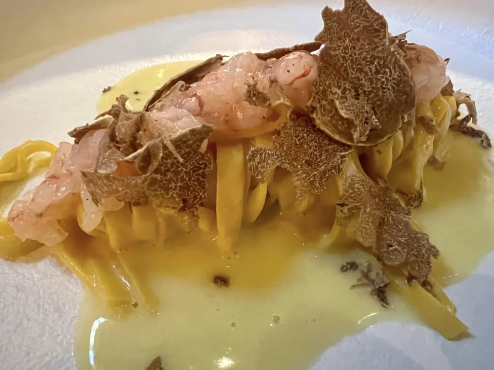 Casamare - Tagliolini con burro di Normandia, gamberi crudi e tartufo bianco