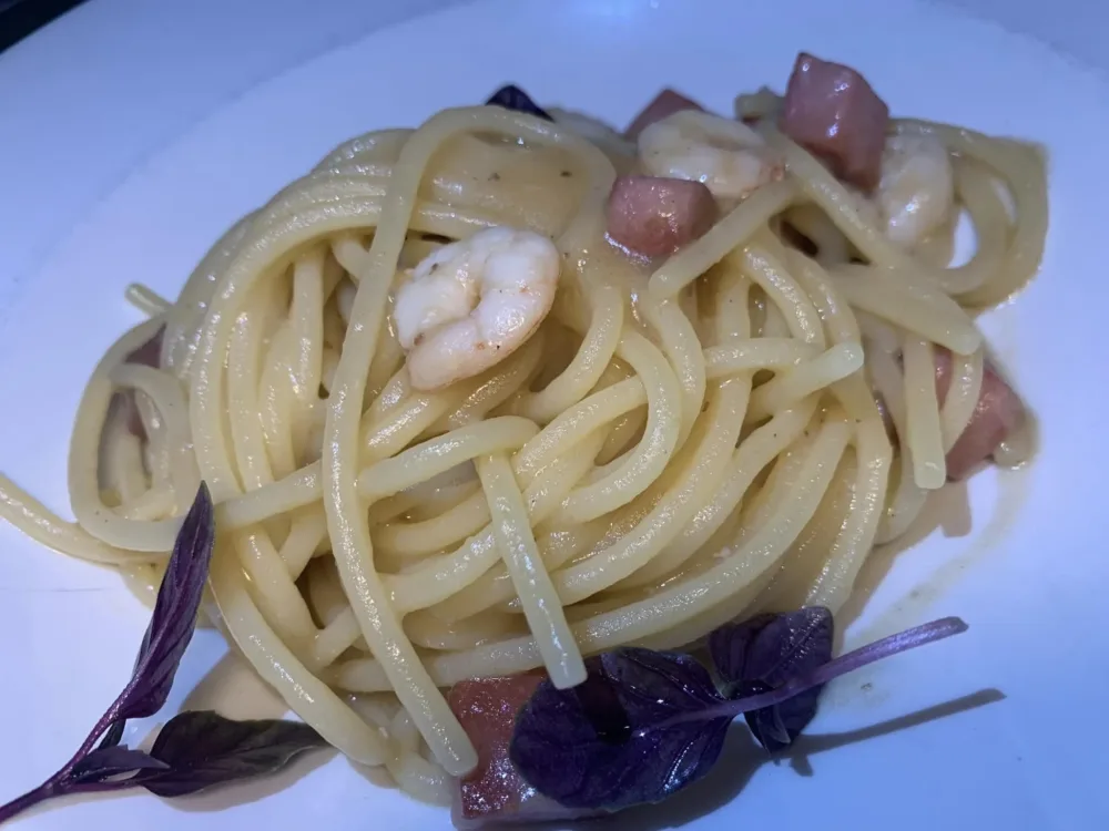 Baccano Roma, spaghetti con cipolle, gamberi e mortadella arrostita