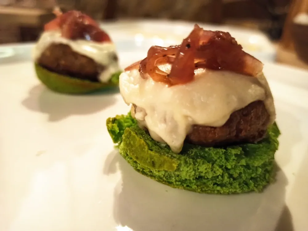 Antipasto - Il Bun ai Friarielli con burger di scottona, fonduta di cacio irpino e cipolla di Montoro