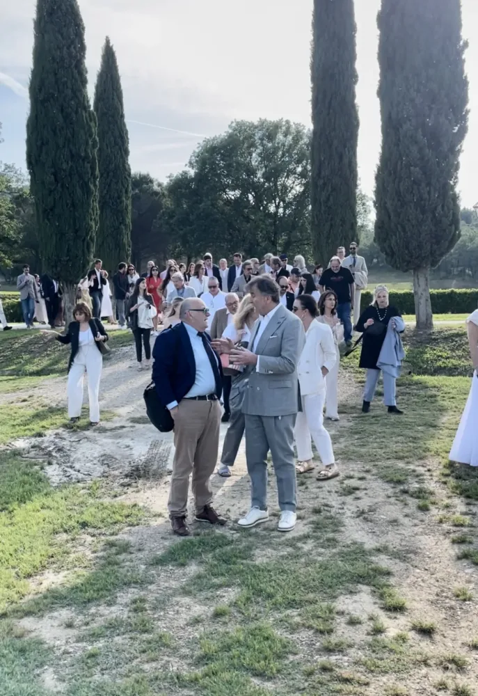 Brunello Cucinelli accompagna i suoi ospiti tra le vigne