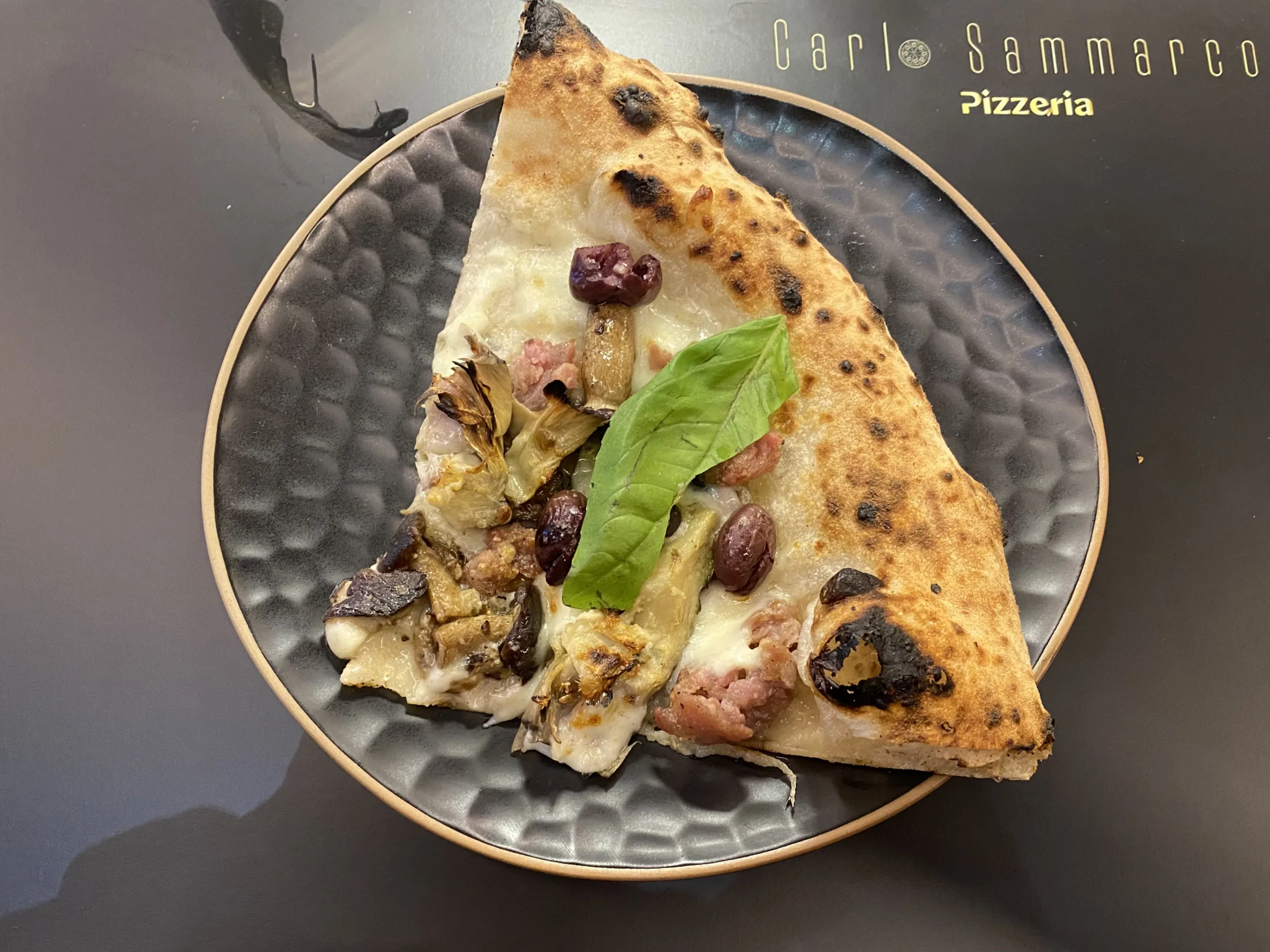 Capricciosa-Bianca-Salsiccia-passita-veneta-piccante-funghi-chiodini-Freschi-provola-dei-Monti-Lattari-olive-taggiasche-e-carpaccio-di-carciofi-Carlo-Sammarco-Pizzeria