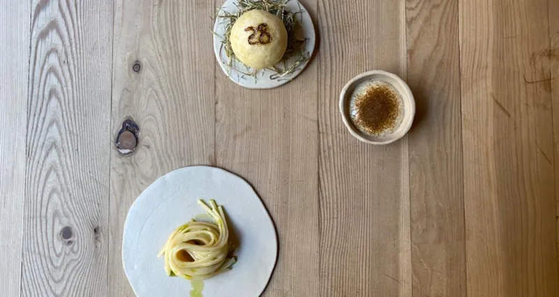 Linguina al siero di Kefir, Parmigiano, Elicriso e Fieno di Andrea Zazzara e Franco Salvatore