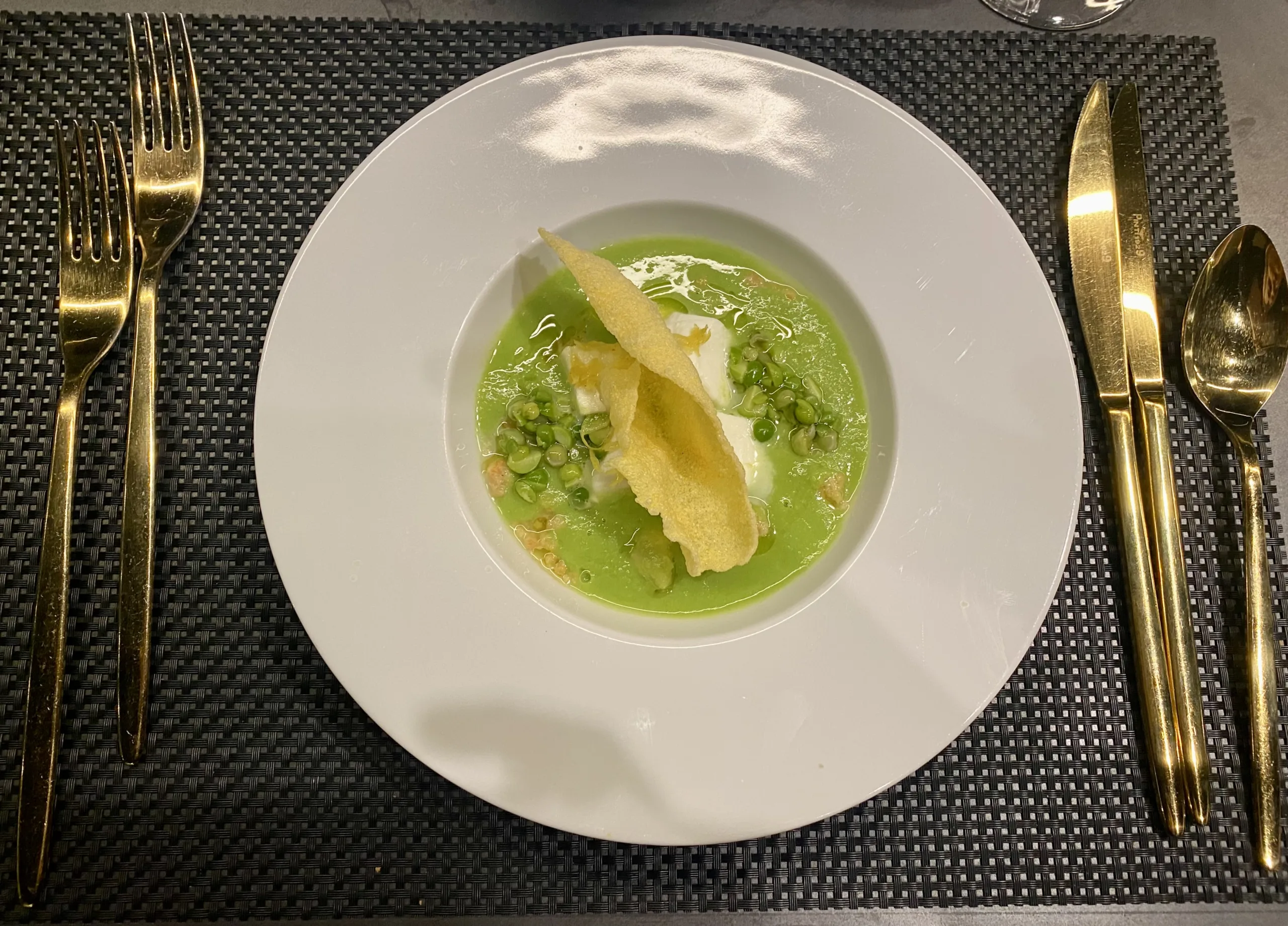 Gazpacho-di-piselli-Gazpacho-di-piselli-freschi-e-cipollotto-con-mozzarella-di-bufala-campana-sbriciolona-al-pecorino-zest-di-limone-piselli-freschi-marinati-e-chips-di-mais-soffiato