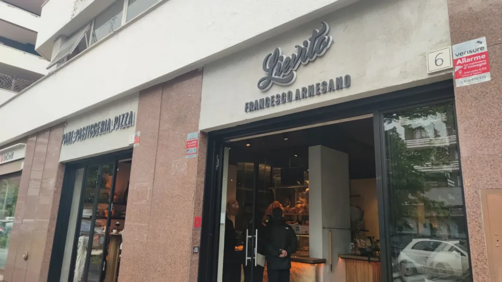 Lievito Francesco Arnesano - l'esterno del locale