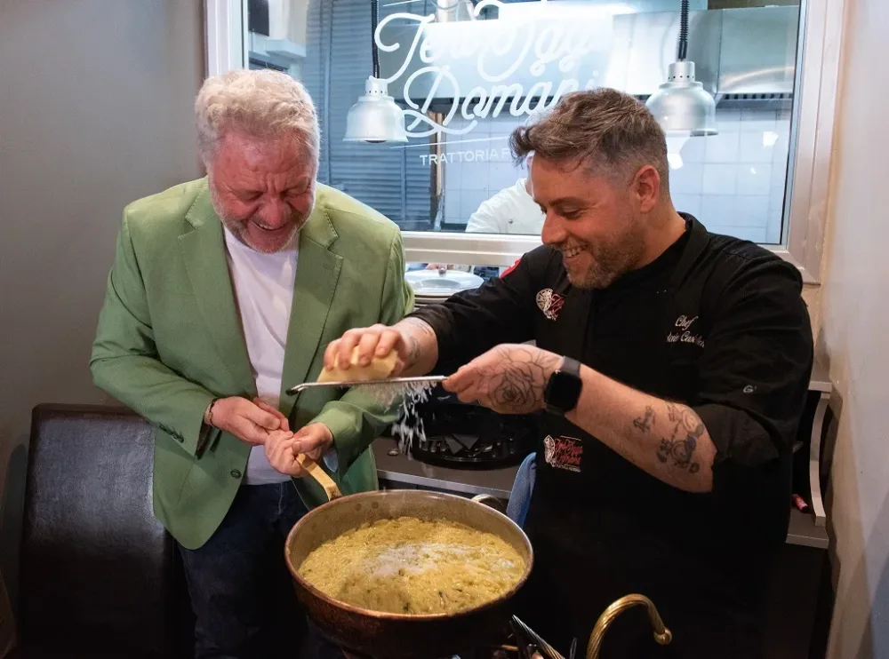 Lo Chef stella Michelin Peppe Guida e Antonio Castellano con la pasta e piselli cento giorni