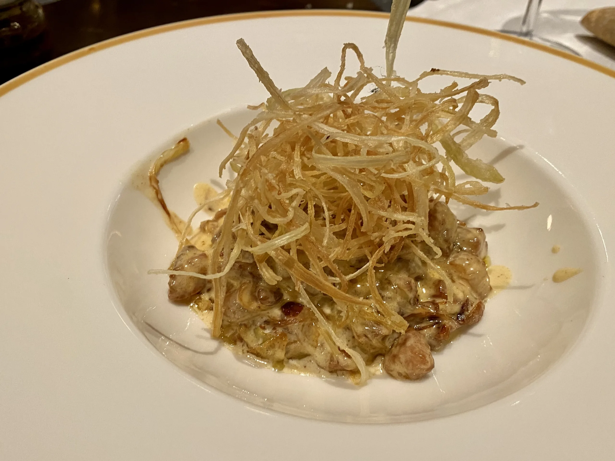 Mollejas-salteadas-animelle-saltate-con-porri-e-chardonnay