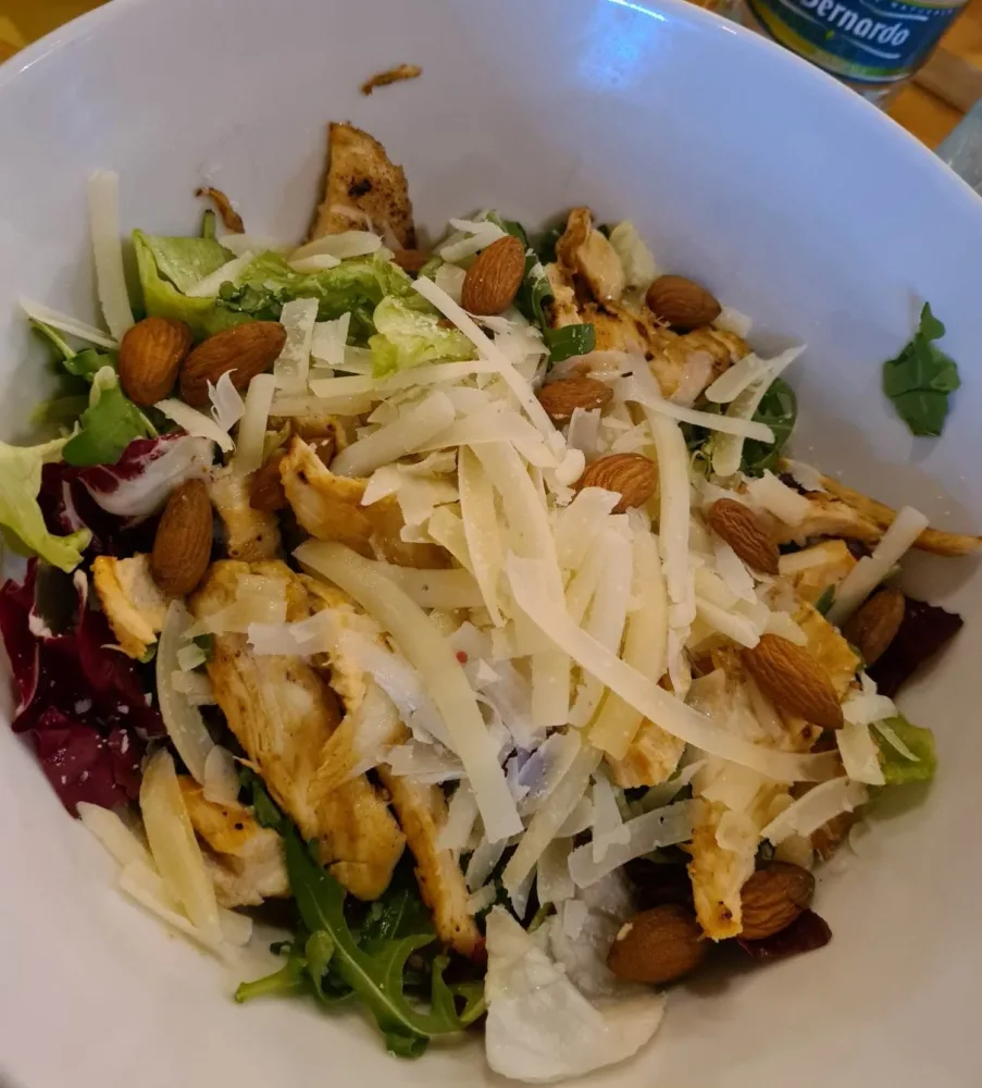 NASTI EAT - Insalata di pollo con mandorle e scaglie di Parmigiano