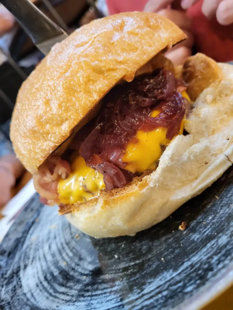 NASTI EAT - Hamburger con cheddar e cipolla carammelata