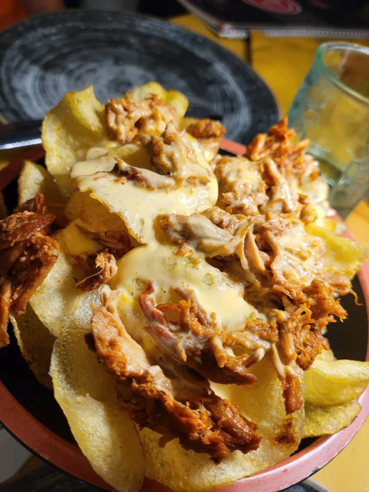 NASTI EAT - Le patatine fritte con pulled pork e cheddar