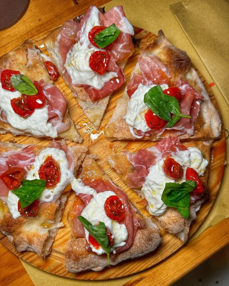 NASTI EAT - Pizza in pala prosciutto crudo, stracciuata e pomodorini semi-dry