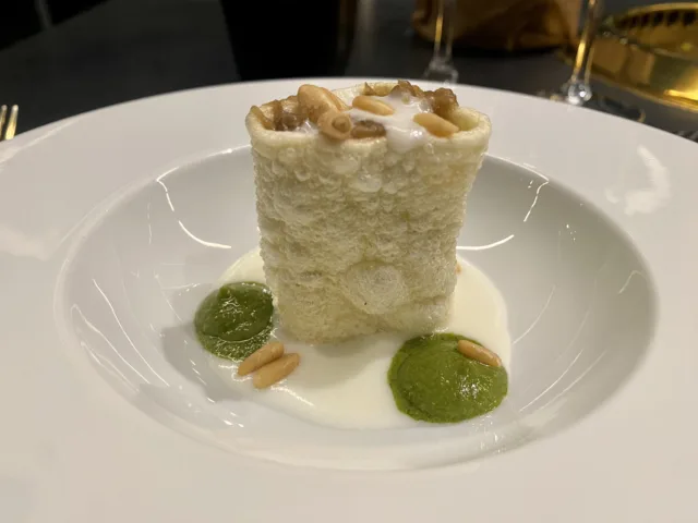 Pacchero-di-Gragnano-Pacchero-di-Gragnano-soffiato-ripieno-di-melanzana-servito-con-colata-di-mozzarella-di-bufala-campana-crema-di-pesto-di-basilico-e-pinoli-tostati-Zest-Caiazzo