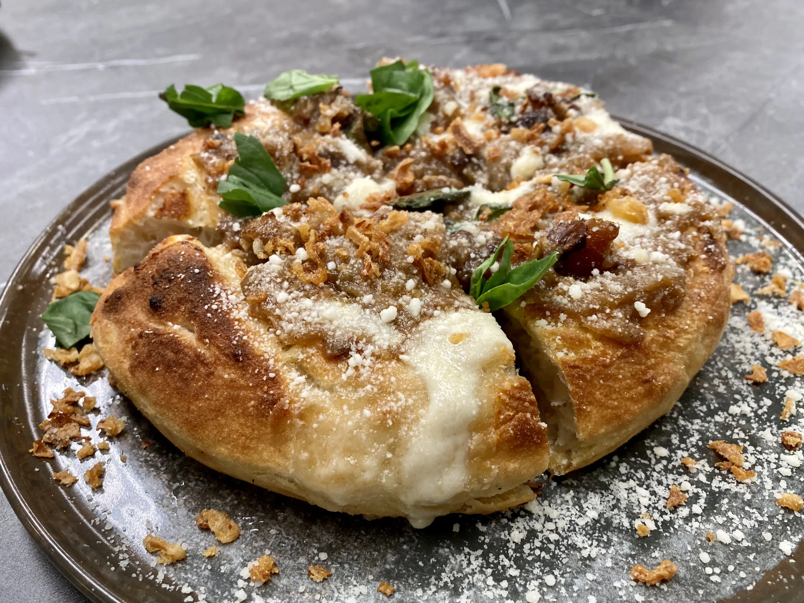 Padellino-con-genovese-Stracotto-tradizionale-cipolla-croccante-cipolla-di-tropea-caramellata-provola-I-Caporale