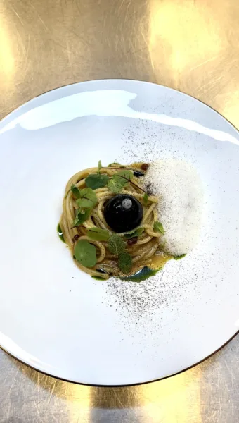 Spaghetto, estratto di melanzana e aria di parmigiano - Simone Pino