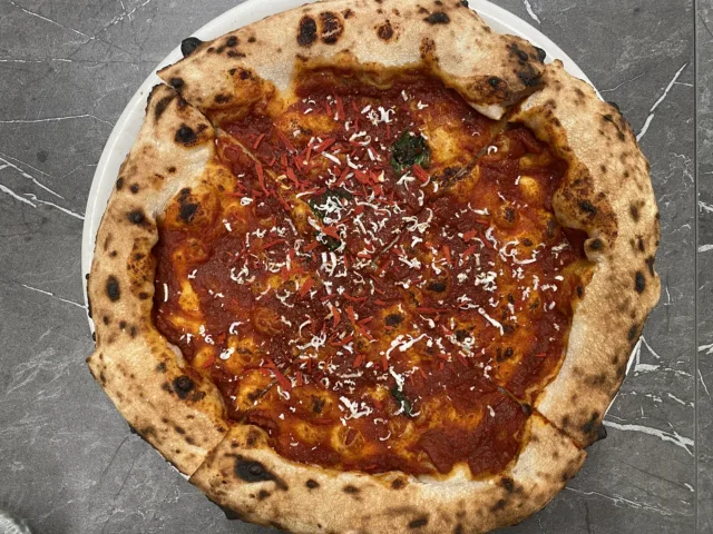 Pizza-Caporale-Stracotto-di-pomodoro-San-Marzano-Solania-polvere-di-pomodoro-olio-evo-grattugiato-di-capra-basilico