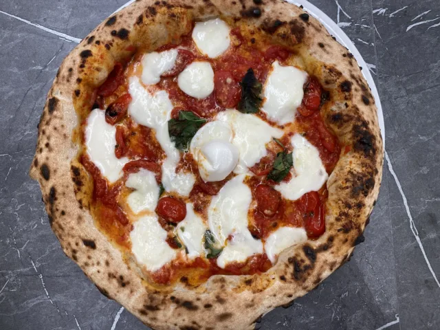 Pizza-Doc-Pomodoro-San-Marzano-Solania-datterini-cotti-a-legna-basilico-olio-evo-mozzarella-di-bufala-parmigiano-reggiano-I-Caporale