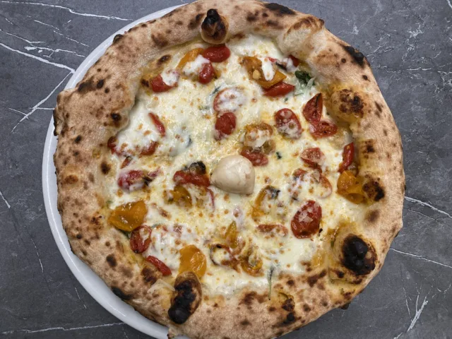 Pizza-Mimy-Experience-Datterini-cotti-al-forno-conditi-con-sale-pepe-e-aglio-provola-e-scaglie-di-provolone-del-Monaco