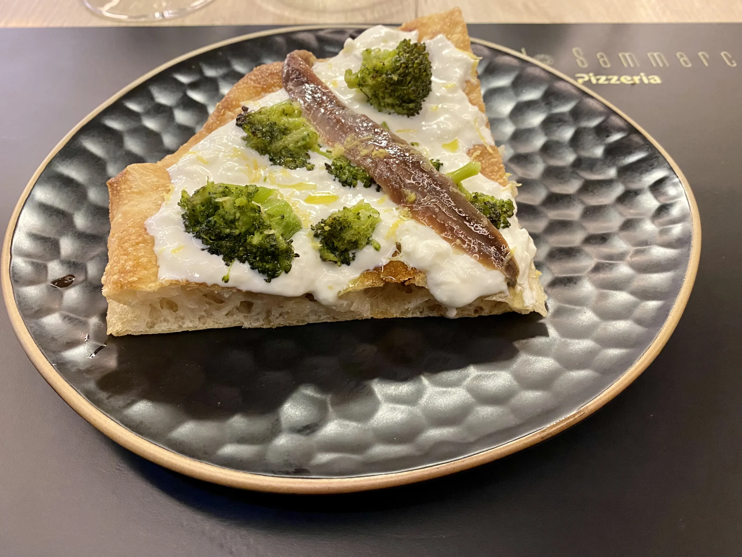 Pizza-doppia-cottura-La-Barese-Stracciata-di-bufala-Pugliese-broccoli-aglio-olio-e-peperoncino-acclughe-del-Cantabrico-e-zest-di-limone-di-Sorrento-Carlo-Sammarco-Pizzeria