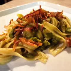 Primo - Le Tagliatelle agli asparagi, pancetta croccante e riduzione di pomodorini gialli