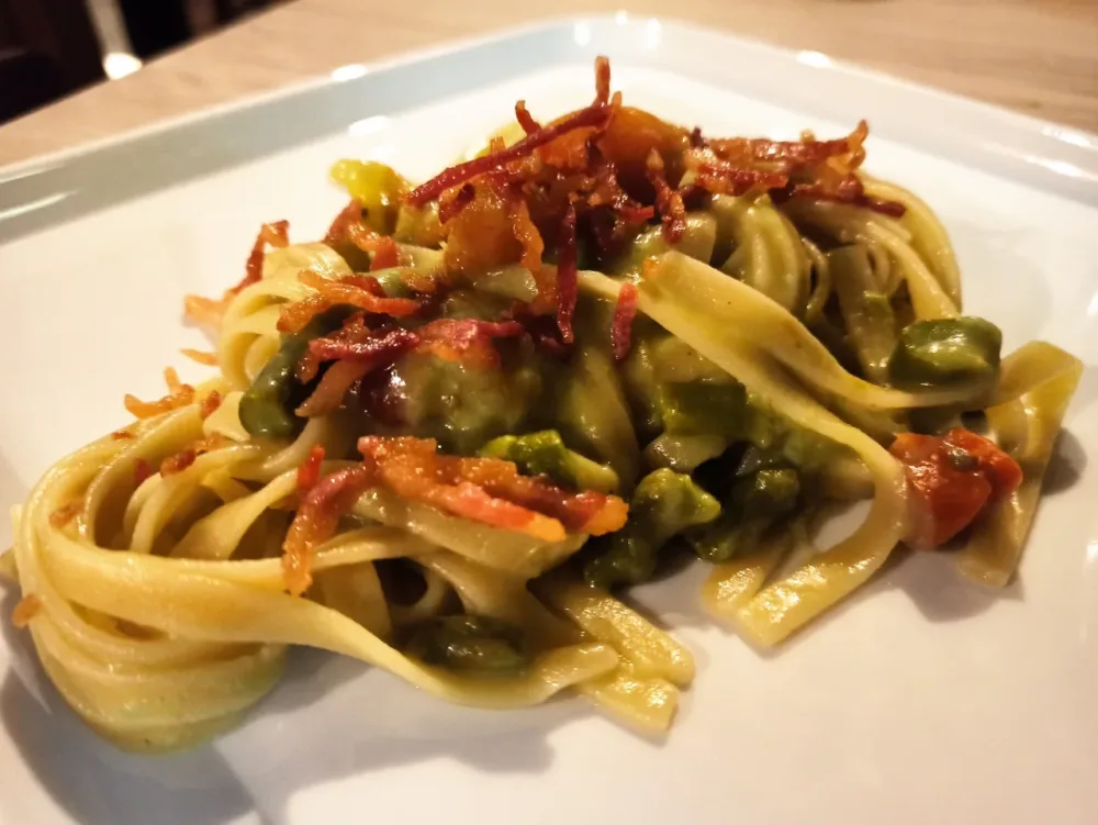 Primo - Le Tagliatelle agli asparagi, pancetta croccante e riduzione di pomodorini gialli