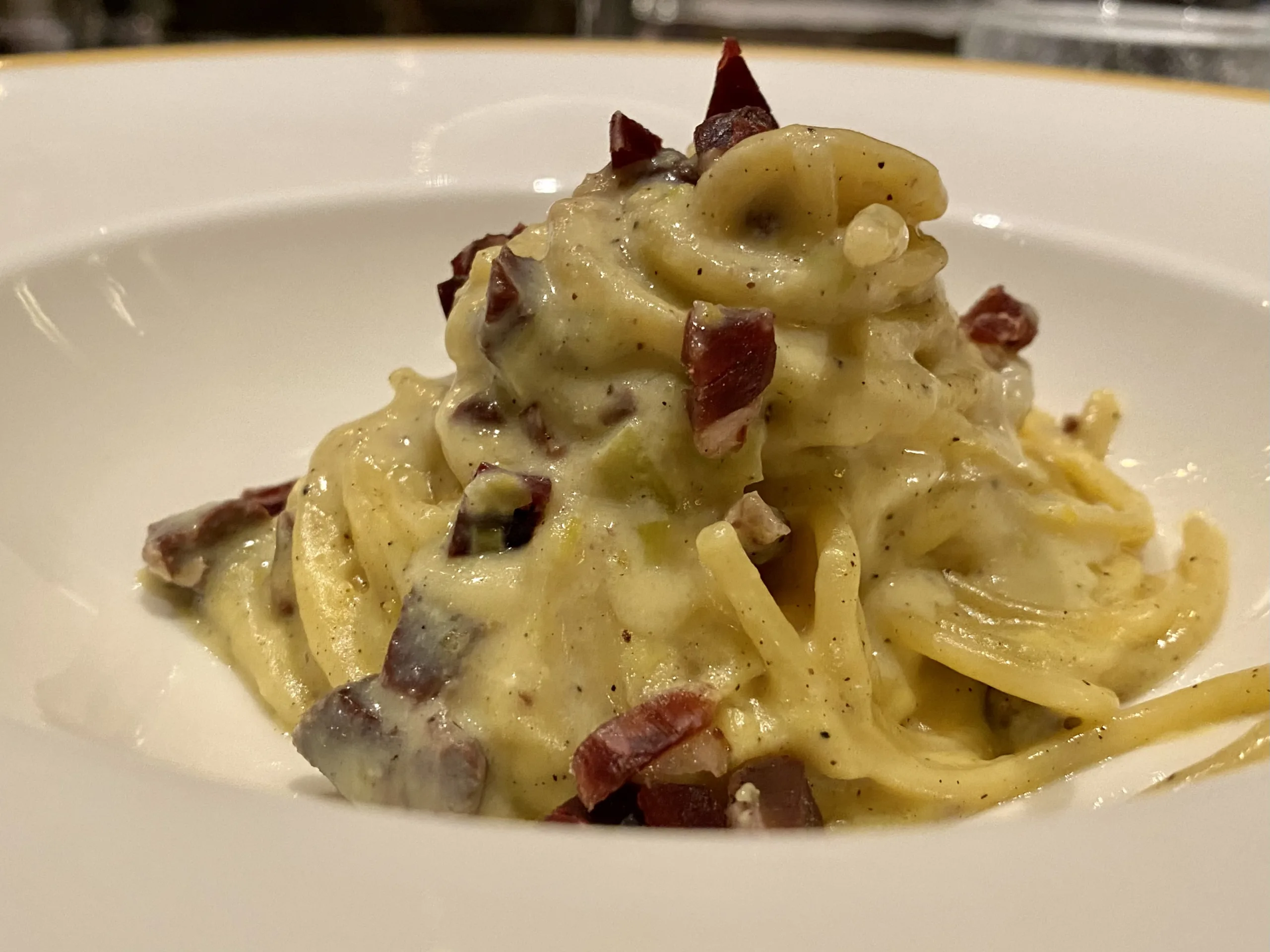 Spaghetti-Chochan-spaghetti-con-pata-negra-crema-di-formaggi-e-porri