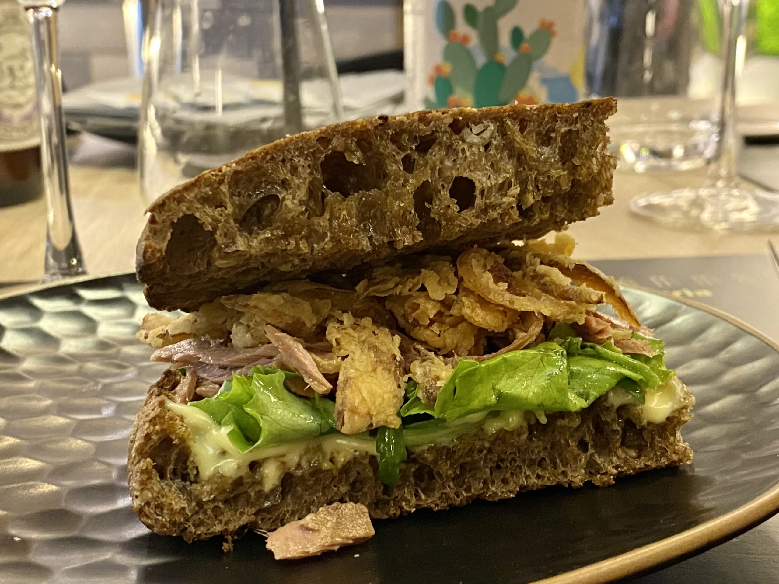 Tegamini-Sammarco-Tonno-Cipolla-Filetti-di-tonno-rosso-in-olio-evo-Armatore-cipolla-fritta-croccante-misticanza-di-campo-maionese-al-lime-Carlo-Sammarco-Pizzeria