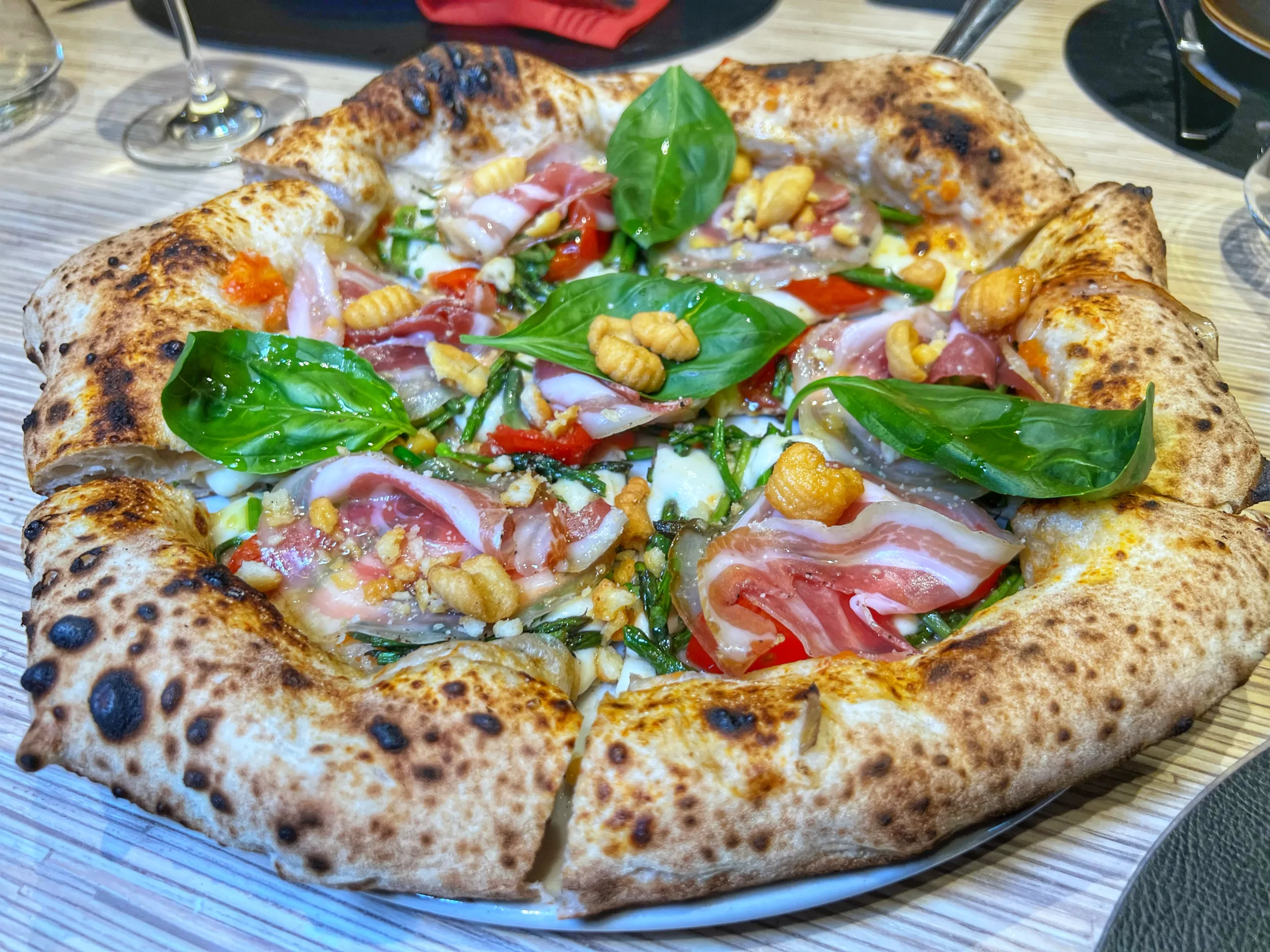 Pizza con gli asparagi selvatici del Cilento di Napò sushi e pizza di Teggiano