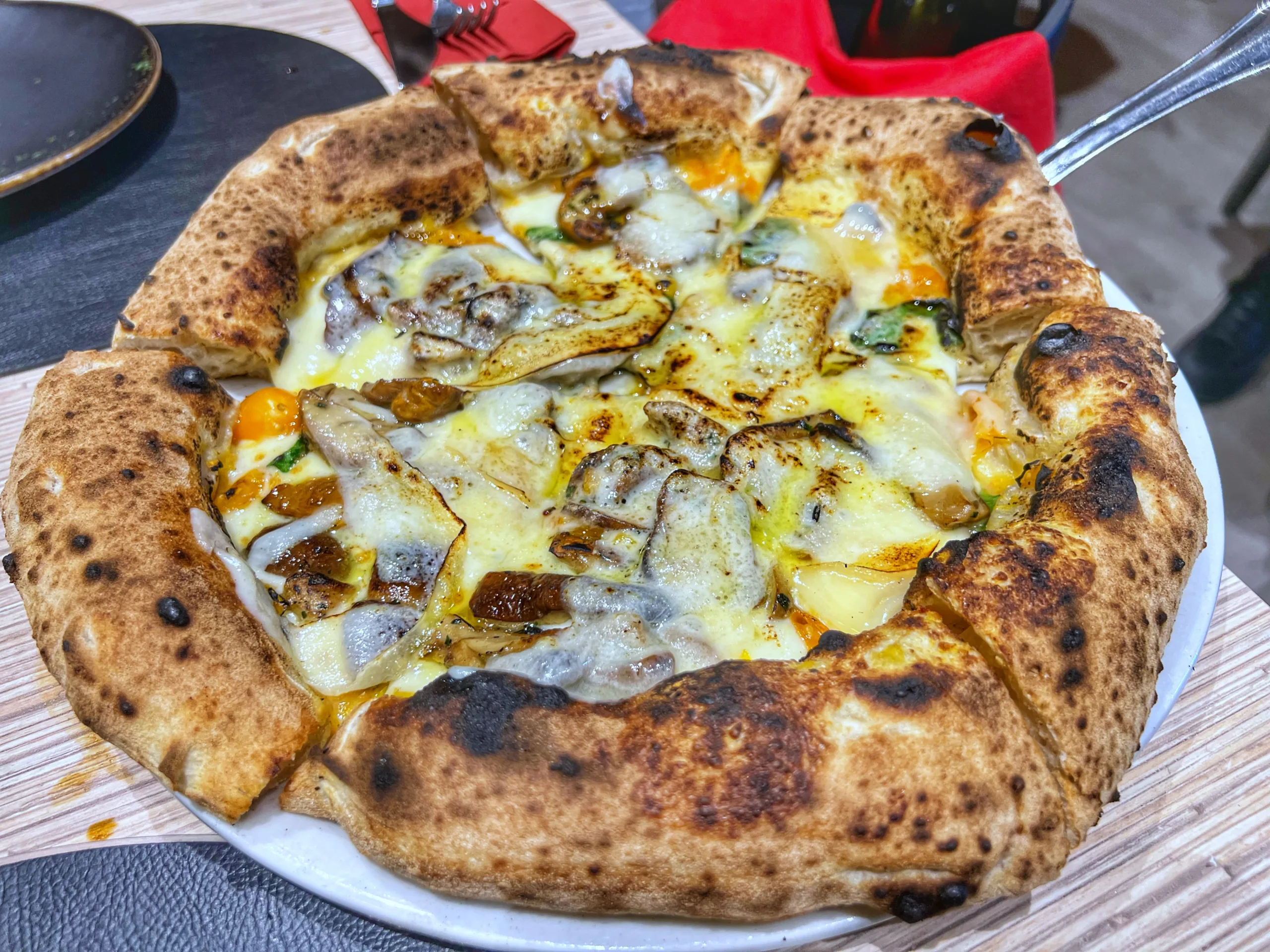 La pizza con i funghi porcini (veri) di Napò sushi e pizza a Teggiano, Cilento
