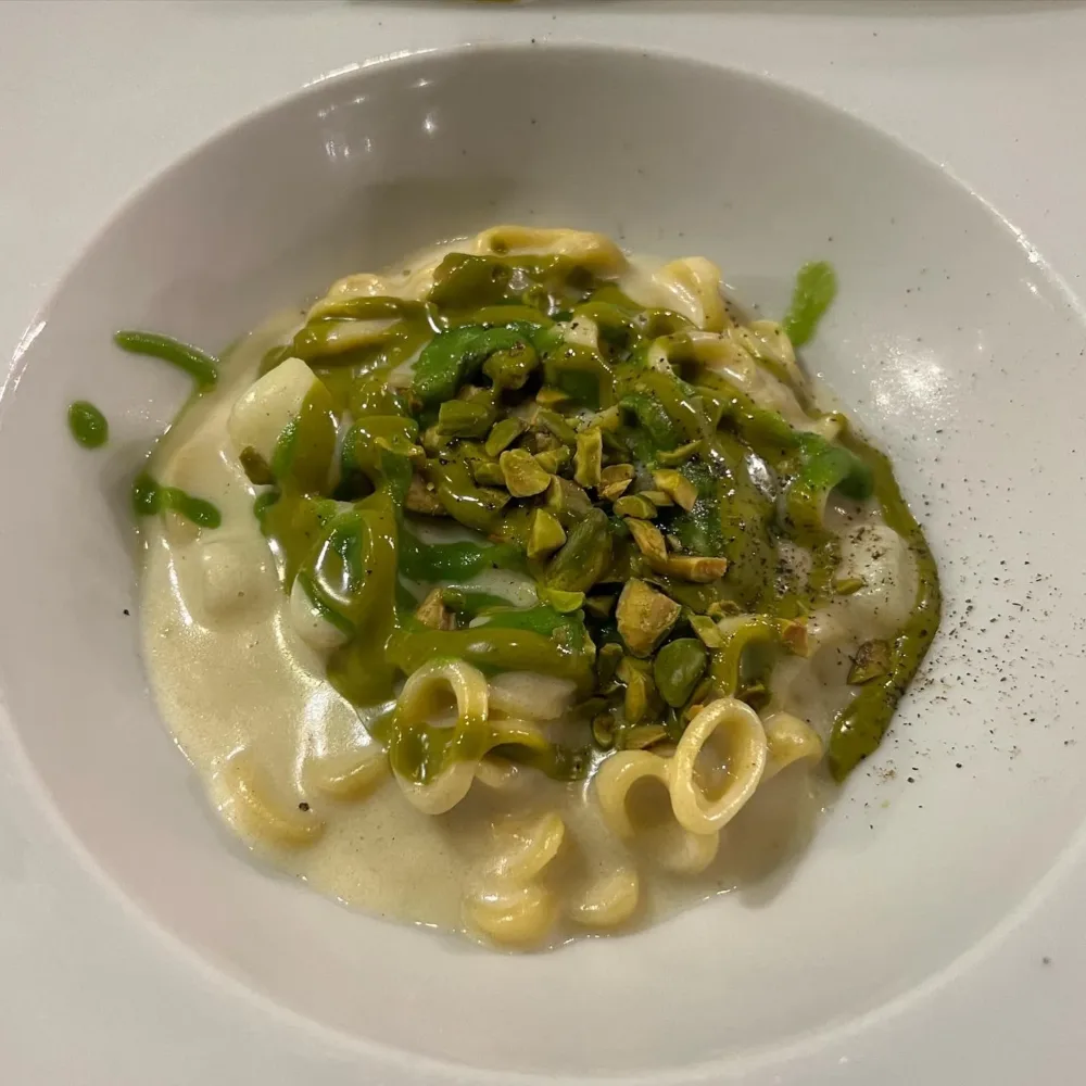 Pasta e patate affumicata, pecorino siciliano, basilico e pesto di pistacchio