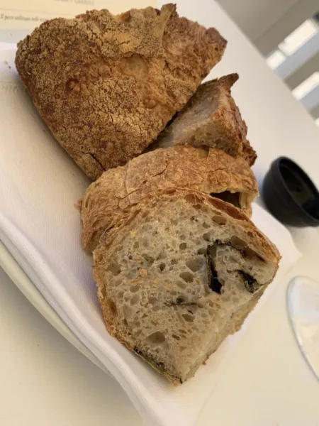 Uliassi a Senigallia, pane di grani antichi e pane alle alghe