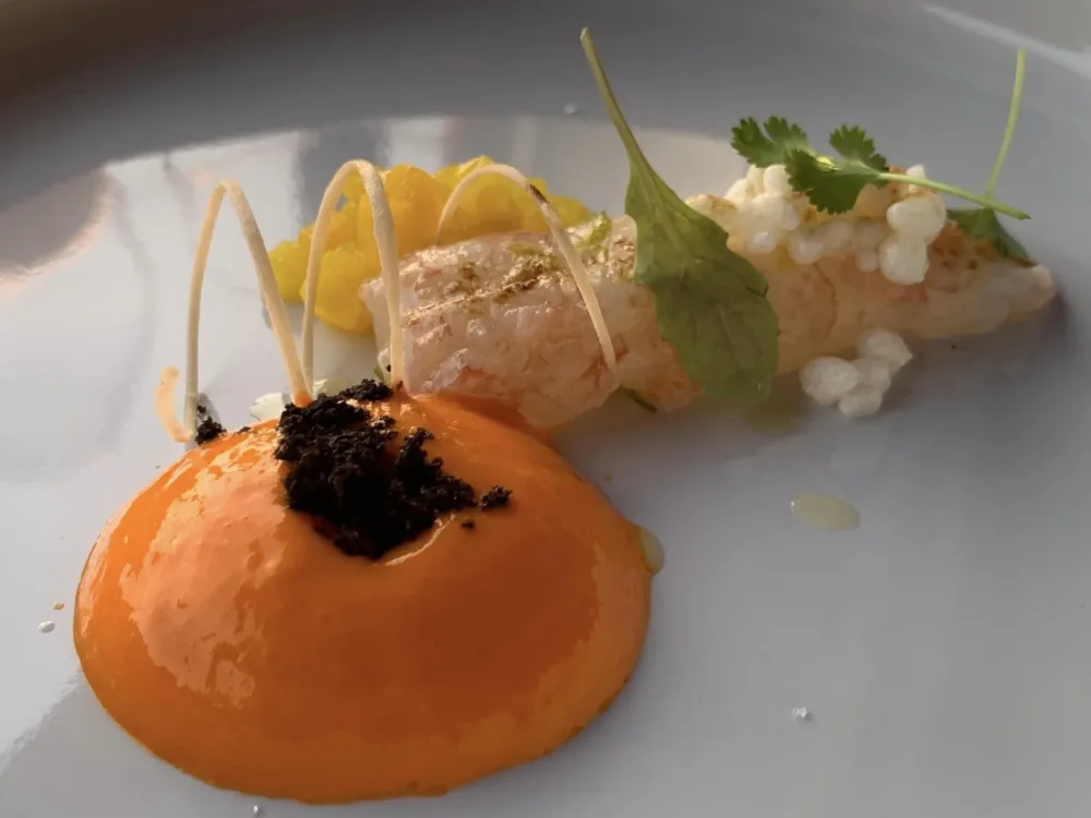  Ristorante Maxi a Capo La Gala, lo scampo in due servizi, con peperone e liquirizia