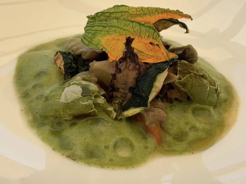 Uliassi a Senigallia, lumache di terra, peperone friggitello, origano ed erbe soffiate