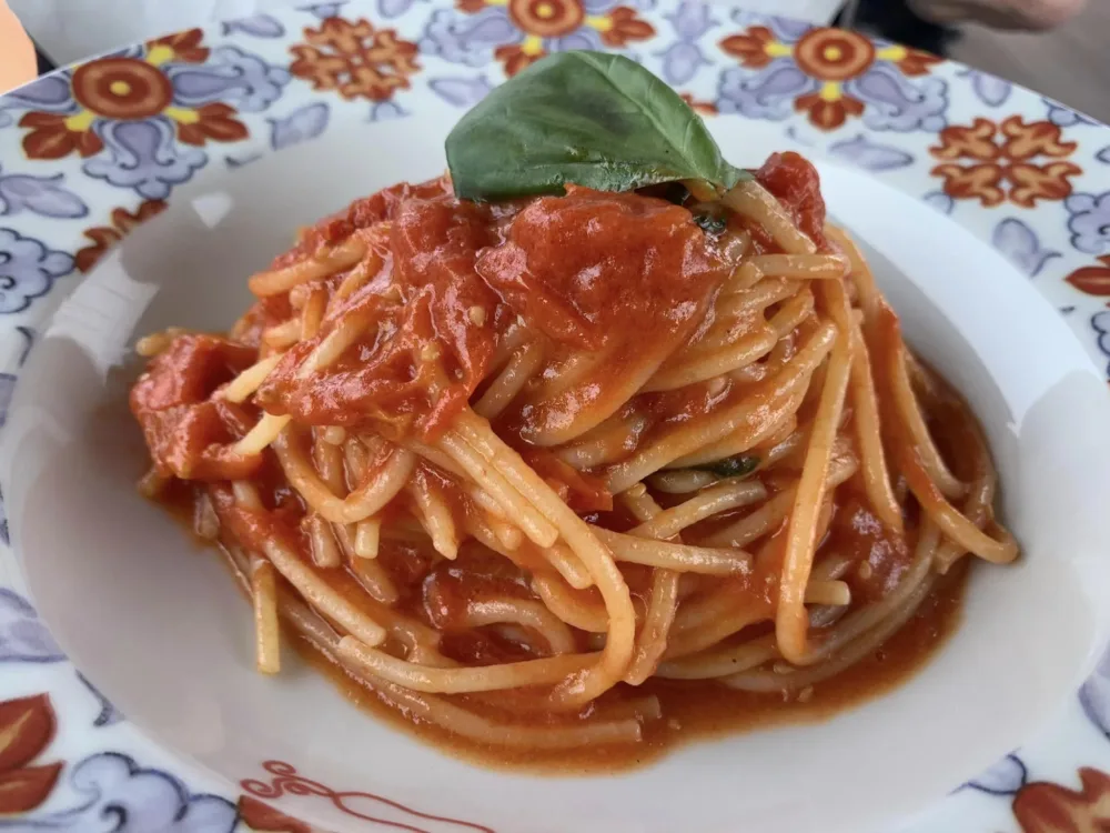 Rossopomodoro Salerno, spaghetti pomodoro e basilico