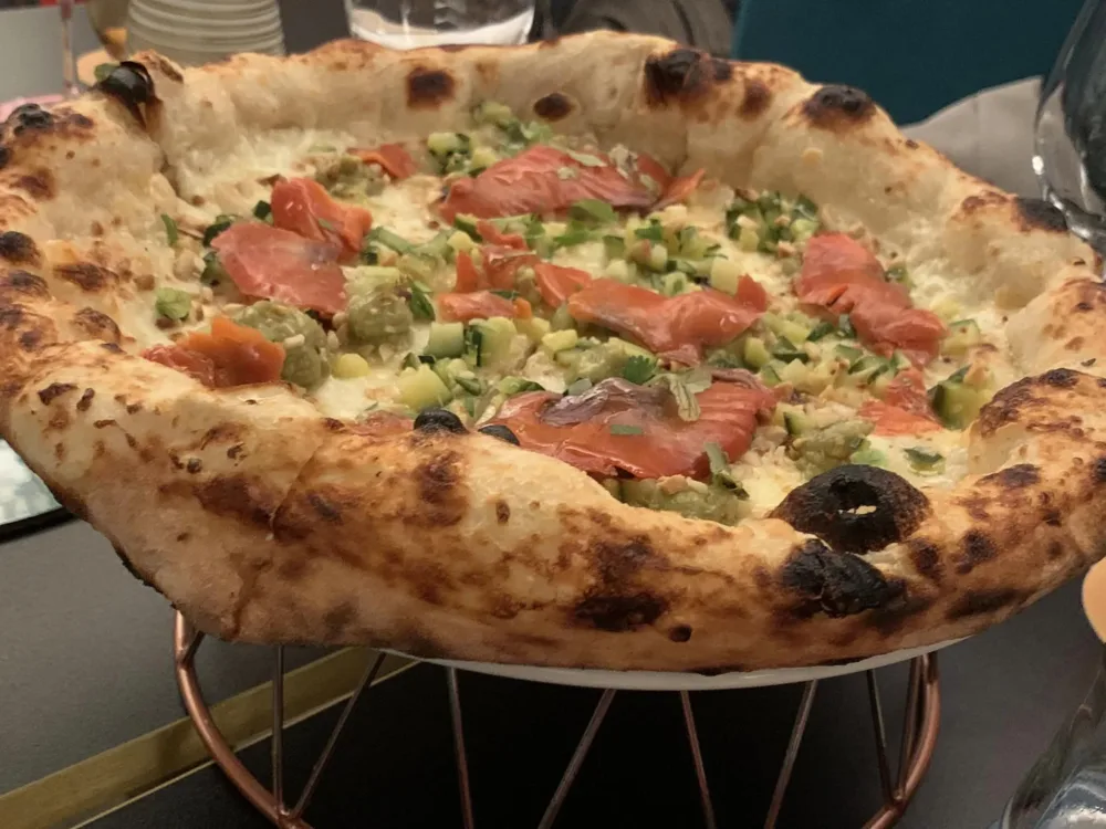 Allegrìo Roma, pizza con salmone selvaggio e guacamole