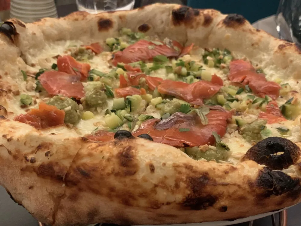 Allegrìo Roma, pizza con salmone selvaggio e guacamole