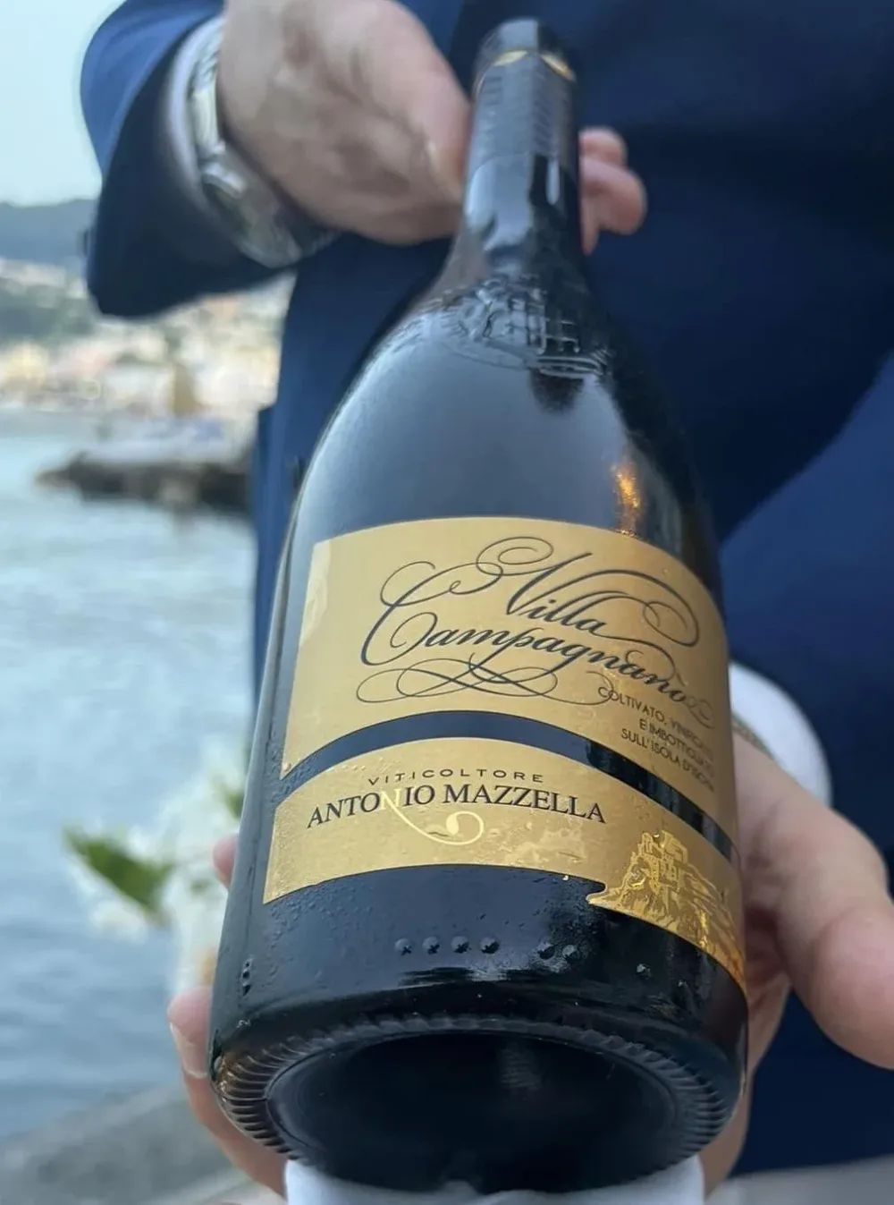 Indaco a Ischia - Aperitivo con il vino di Cantine Antonio Mazzella dal 1940 - Ischia