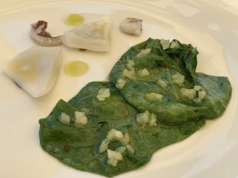 Uliassi a Senigallia, seppie scottate, bietola, miele e colatura di alici