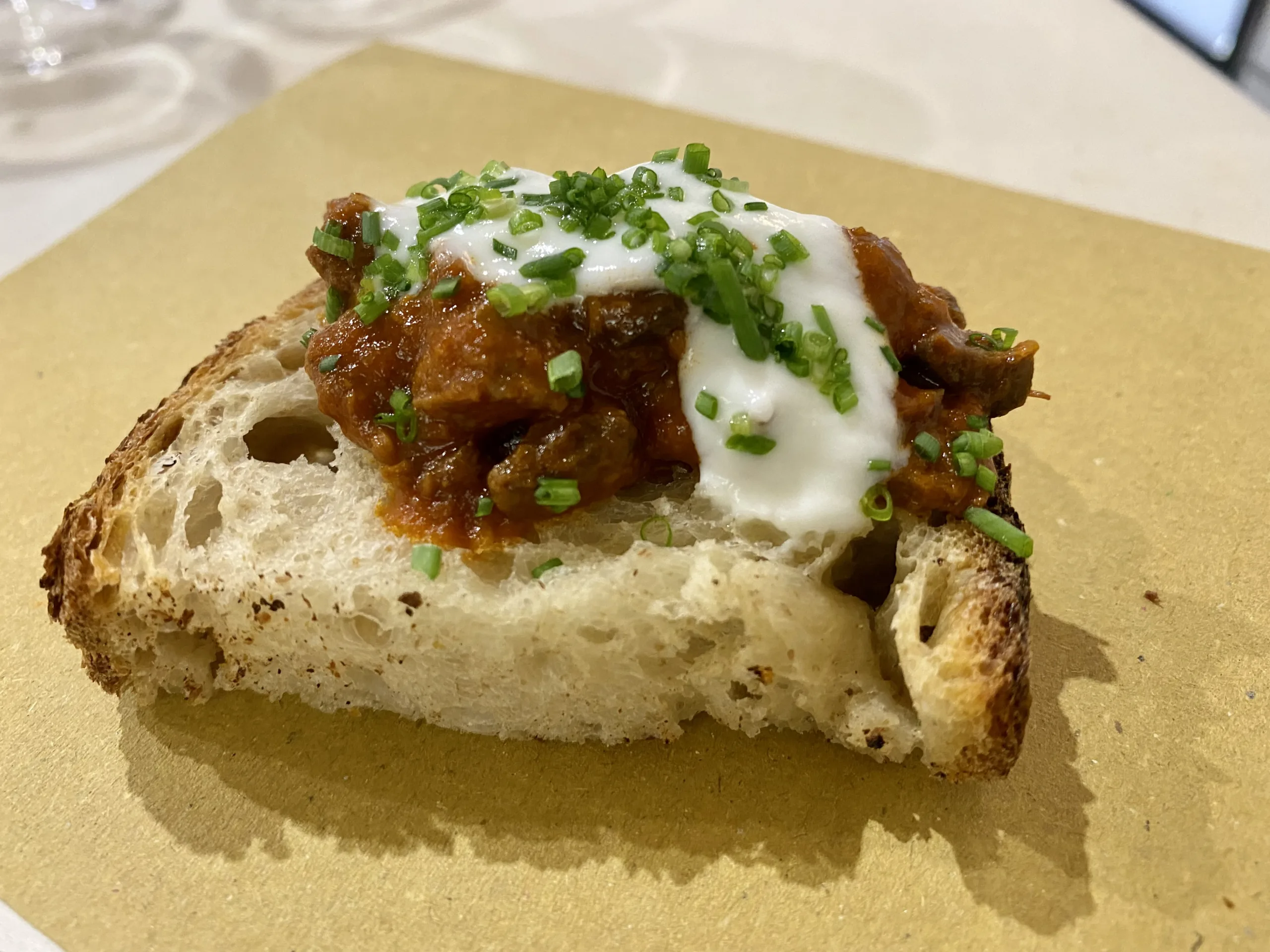 Crostone-di-pane-cafone-con-Zuppa-forte-e-yogurt-di-bufala