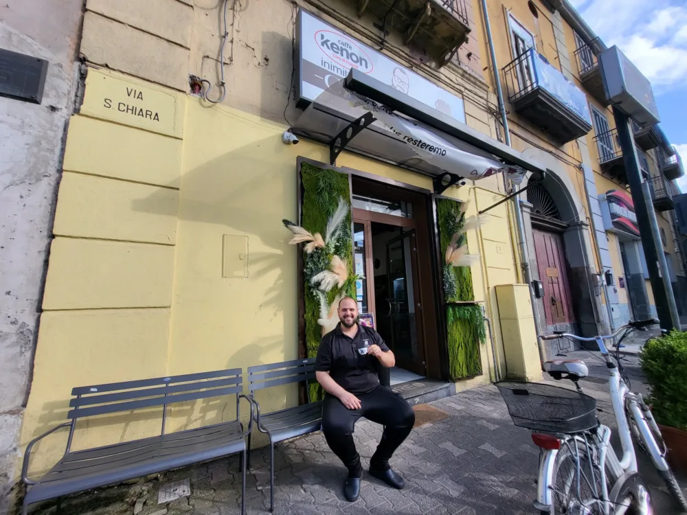 FLOREO - Fiore Schiavone davanti alla sua caffetteria Floreo di Pagani
