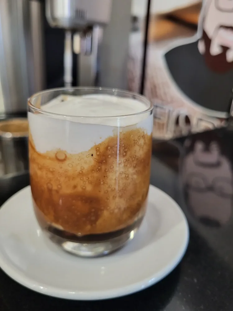 FLOREO - Caffè alla nocciola con crema di latte