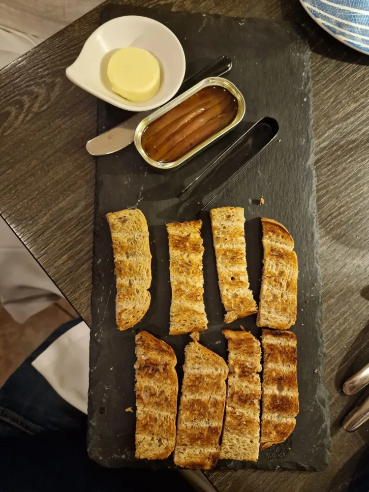 L'Ebbrezza di Noè - Crostini caldi, burro della Normandia e Alici del Mar Cantabrico