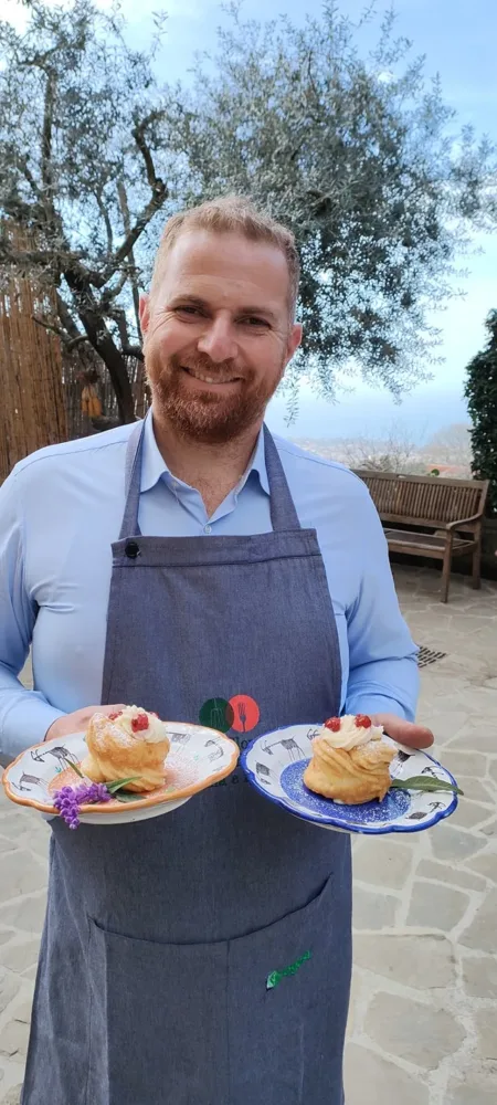 Mario Persico con le zeppole di San Giuseppe e le amarene dei colli - Agriturismo Antico Casale