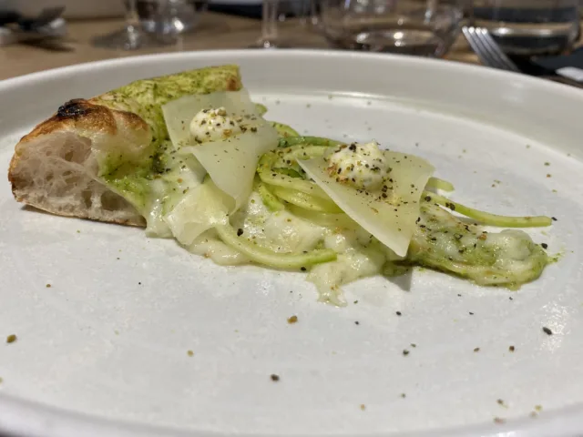 Base-crema-di-zucchine-fior-di-latte-parmigiano-in-uscita-cacio-cavallo-fili-di-zucchine-mayo-alla-vaniglia-del-Madagascar