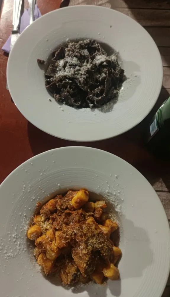 Qui e Ora - pappardelle al cacao amaro e gnocchi alle tre costine