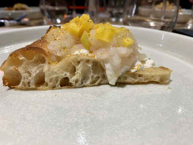 SOGNO-TROPICALE-Base-pizza-a-tre-temperature-vap-ore-100°-fritta-180°-forno-400°-Stracciata-tartare-di-gambero-rosa-dadolata-di-mango-gel-agli-agrumi-polvere-salata-di-agrumi