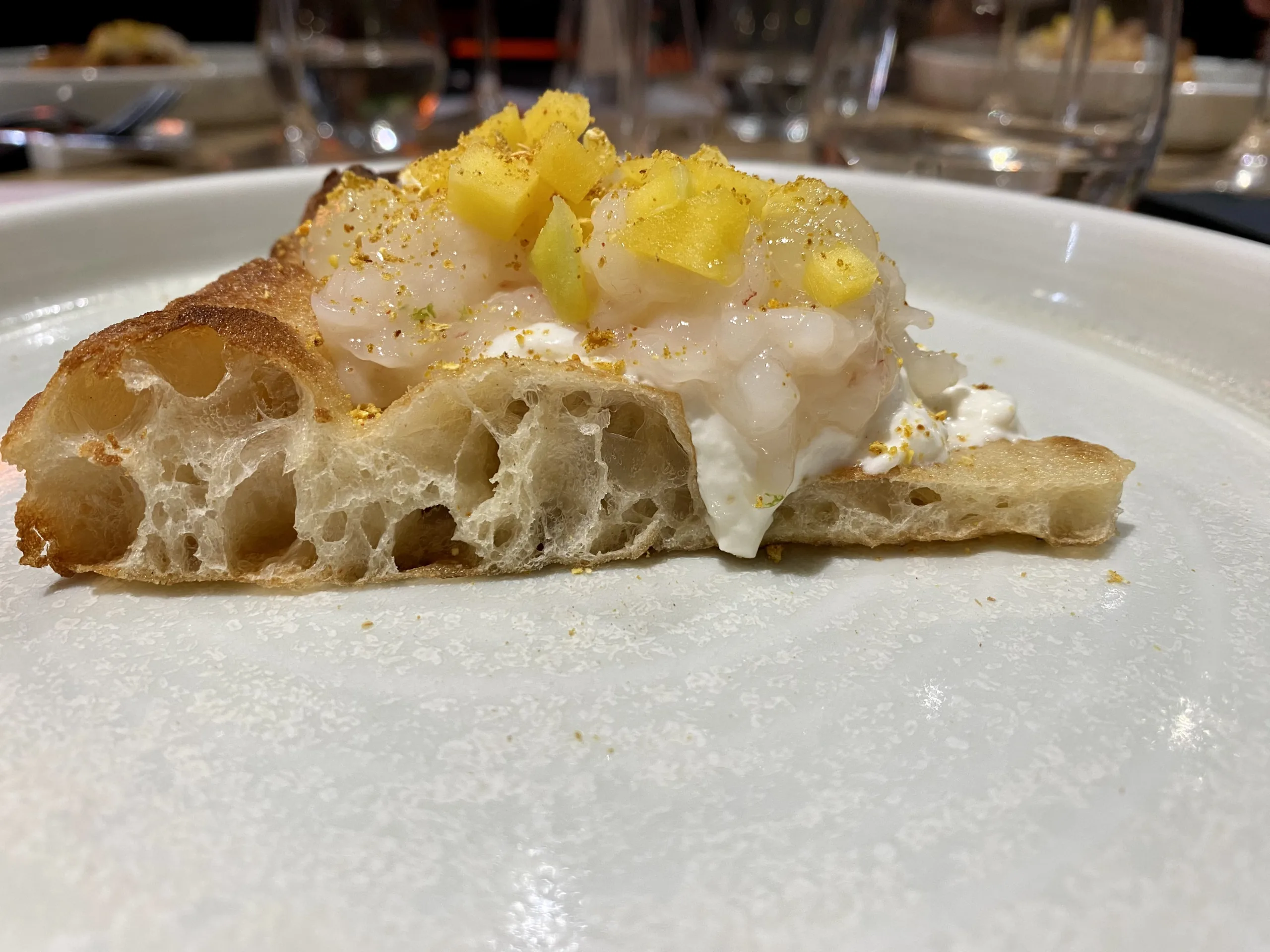 SOGNO-TROPICALE-Base-pizza-a-tre-temperature-vap-ore-100°-fritta-180°-forno-400°-Stracciata-tartare-di-gambero-rosa-dadolata-di-mango-gel-agli-agrumi-polvere-salata-di-agrumi